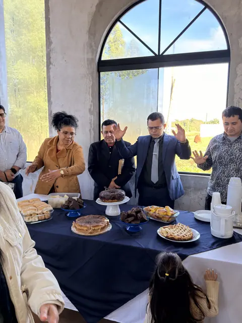 Familias y hermanos reunidos en la comunidad de fe