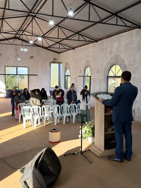 Momento de adoración durante un culto de la ADMFC