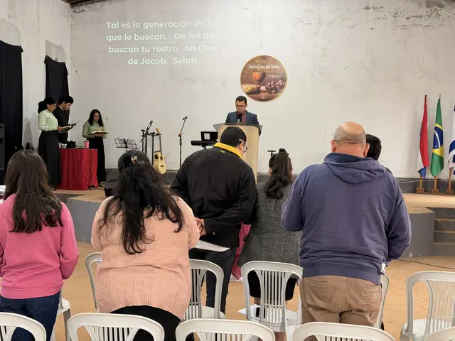 Momento de adoración durante un culto de la ADMFC