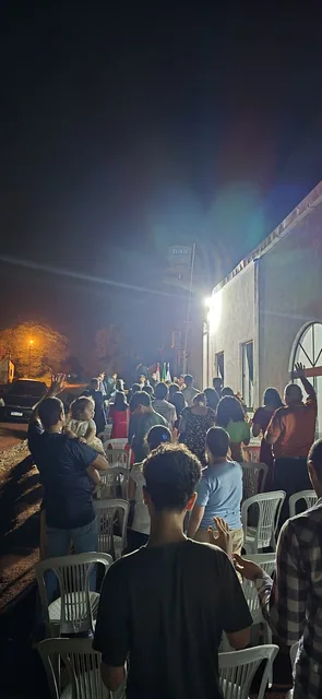 Participantes en oración durante un culto evangelístico