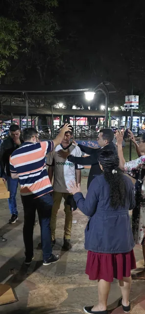 Momento de oración y ministración en una reunión evangelística