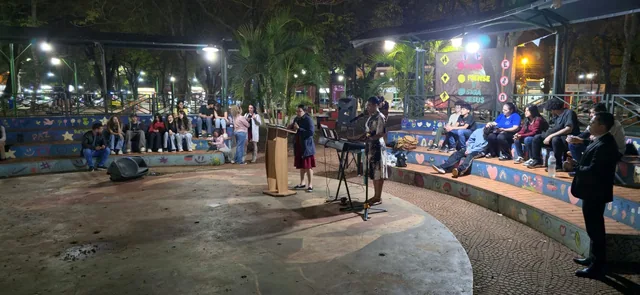 Culto evangelístico en una plaza con participación de jóvenes