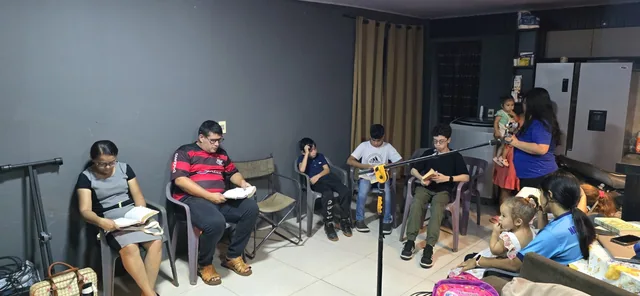 Familia y jóvenes participando de estudio de la Palabra