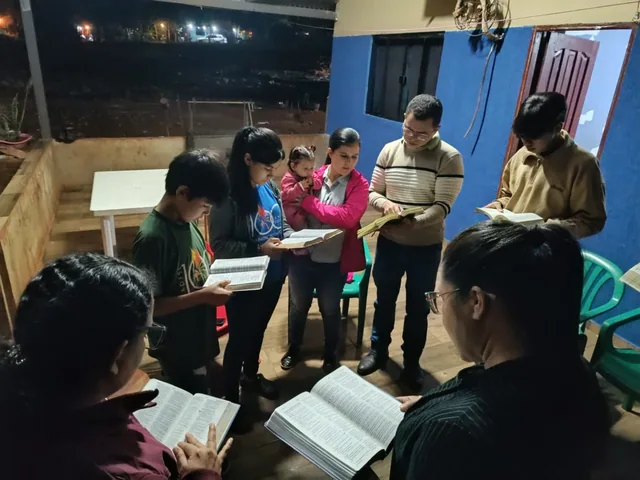Grupo reunido para lectura y estudio bíblico